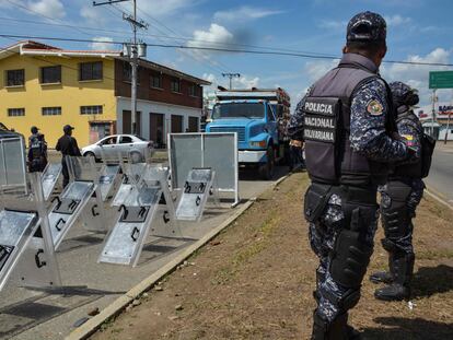 La policía protege una oficina del comité nacional electoral, en Barinas, la semana pasada.