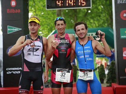 Podio de ganadores del Bilbao Triathlon, que se ha disputado este s&aacute;bado.