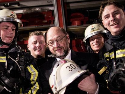 Martin Schulz, el candidato a canciller de los socialdem&oacute;cratas alemanes, visita el 15 de febrero un grupo de bomberos en Duisburgo.