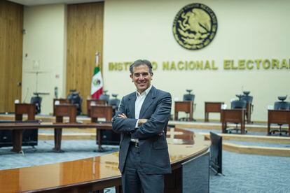 Lorenzo Córdova, presidente del Instituto Nacional Electoral, en la sala de sesiones del consejo general del INE.