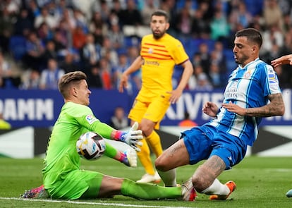 Joselu bate a Ter Stegen en el derbi catalán en el que el Barcelona sentenció la Liga.