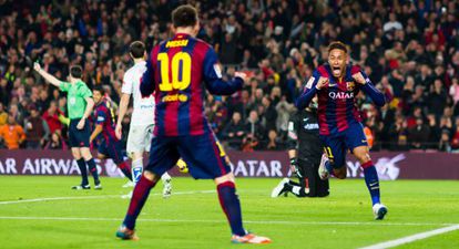 Neymar celebra amb Messi el gol fet a l'Atlètic.
