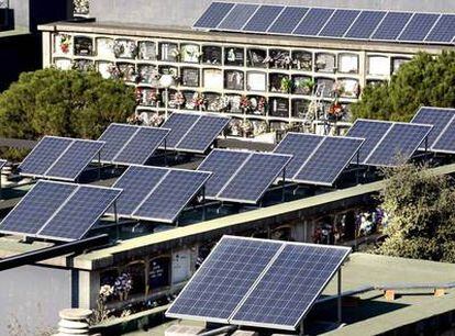 Las placas solares del cementerio de Santa Coloma de Gramanet evitan la emisión de 62 toneladas de CO2 anuales.