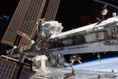 El detector AMS instalado en el exterior de la Estaci&oacute;n Espacial Internacional (ISS).