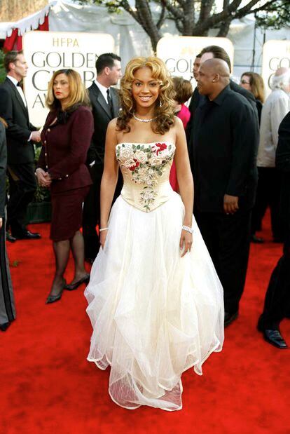 Para los Globos de Oro de 2003 eligió un look muy 'princesil', con melena rizada y vestido palabra de honor de Les Habitudes.
