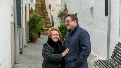 El alcalde de Torres (Jaén),  Roberto Moreno, con una vecina.
