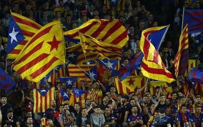 Banderas independentistas catalanas durante un partido del F.C. Barcelona.