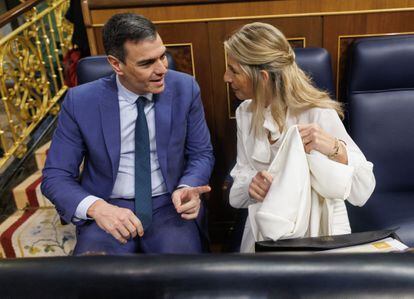 El presidente del Gobierno, Pedro Sánchez, y la vicepresidenta segunda, Yolanda Díaz, durante una sesión de control al Gobierno, en febrero.