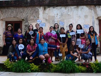 Jóvenes reunidas en el encuentro intergeneracional de feministas convocado por Unicef en Antigua Guatemala.