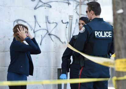 Agentes de la policía hablan con una mujer después del atropello en Toronto.