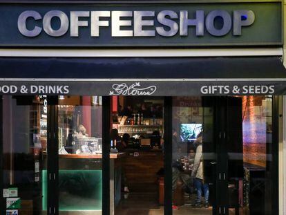 Un 'coffeeshop' en una calle de Amsterdam.