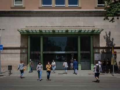 Varias personas caminan cerca de la puerta del Hospital Clínic de Barcelona