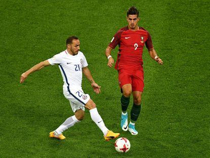 Marcelo Diaz of Chile y Andre Silva durante las semifinales.