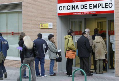 Un grupo de personas hacen cola en la entrada de una oficina de empleo de la Comunidad de Madrid.