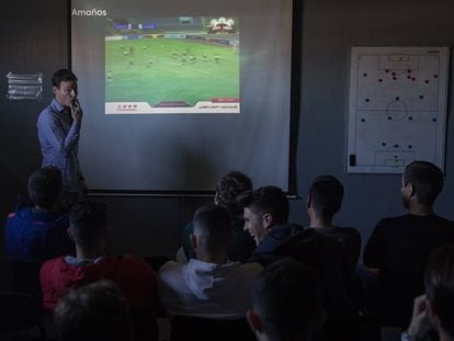 Pedro Varas, responsable de Integridad de LaLiga, muestra a los jugadores del Atlético B un vídeo de un amaño en una competición extranjera durante la charla de prevención de estos delitos para los jugadores.