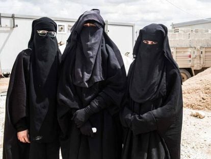 Desde la izquierda, las yihadistas españolas Yolanda Martínez, Loubna Fares y Luna Fernández, en el campo de Al Hol (Siria), en abril de 2019.
