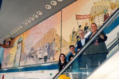 La Línea 10 de Metrovalencia cuenta en una de las estaciones con un mural de gran formato dibujado por Paco Roca, en la imagen junto al consejero Arcadi España, y la gerente de FGV, Anaïs Menguzzato, dedicado a la memoria de Amado Granell.