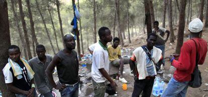 Inmigrantes subsaharianos en el monte Gurug&uacute; (Marruecos), el pasado agosto. 