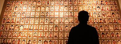 Mural de la exposición itinerante organizada por la Guardia Civil con las fotos de los agentes que han sido víctimas mortales de ETA. En total el Ministerio de Interior reconoce 829 asesinatos de la banda.