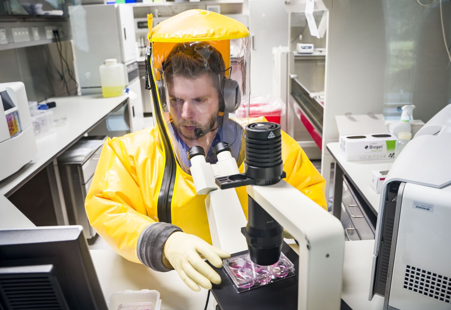 Un investigador trabaja en un instituto de virología alemán que busca una vacuna contra el coronavirus.