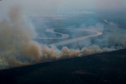 Fires this Wednesday near the Argentine city of San Nicolás, in the delta of the Paraná River, which the drought in Brazil and Argentina has left with minimal flow.