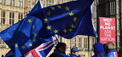 Activistas proeuropeistas se concentran a las puertas del Parlamento de Londres (Reino Unido).