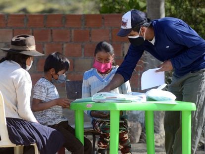 El maestro Wilfredo Negrete Jaldin habla con sus alumnos durante una lección en su casa en Aiquile, en el departamento de Cochabamba (Bolivia), el 12 de junio de 2020.