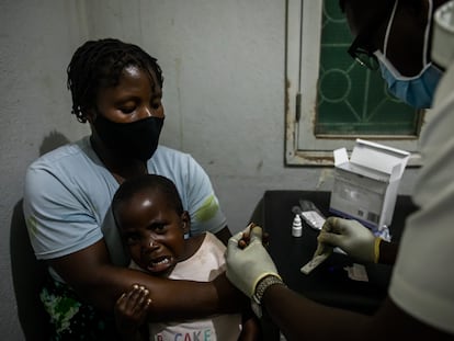 Un sanitario hace una prueba rápida de diagnóstico de malaria a una niña en el hospital de Mopeia, en Mozambique.