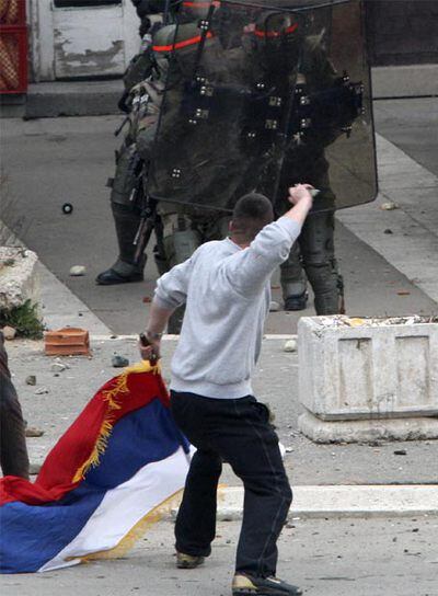 Un manifestante se enfrenta a soldados de la KFOR en Mitrovica.