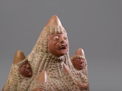 Recipiente que representa a tres dioses del maíz fundidos en una mazorca de barro, de las tribus moche.