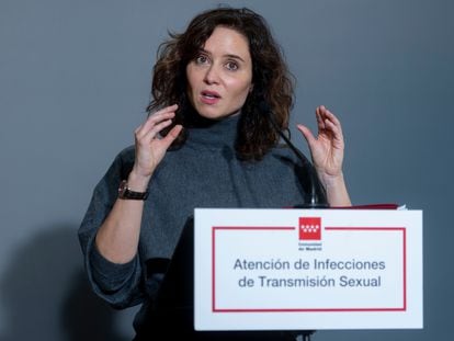 La presidenta de la Comunidad de Madrid, Isabel Díaz Ayuso, interviene tras su visita a las instalaciones del Centro público Sanitario Sandoval, adscrito al Hospital Clínico San Carlos, este martes.