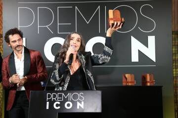 Ángela Molina recogió el Premio Mujer ICON 2016 de la mano del actor Paco León.