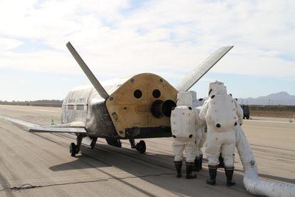 Unos especialistas revisan el veh&iacute;culo espacial secreto X-37B tras su aterrizaje autom&aacute;tico en la base de Vandenberg (California), el 17 de octubre de 2014. 
