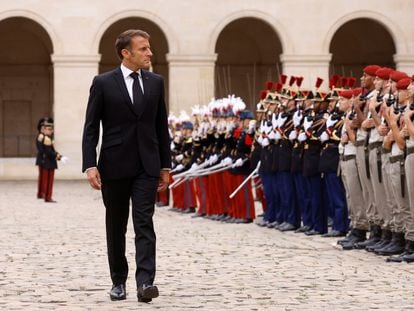 El presidente francés, Emmanuel Macron, pasa revista a las tropas en París, el 25 de agosto, durante el homenaje a un general francés fallecido.