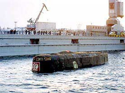 La torre del <i>Kursk</i> emerge a la superficie junto a la gigantesca plataforma que le ha transportado desde alta mar.