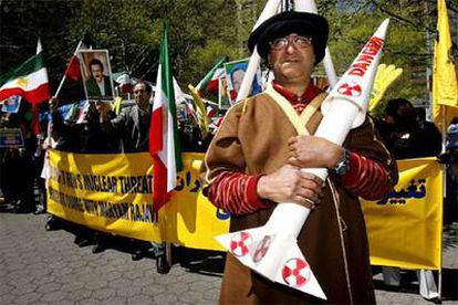 Un hombre sostiene un misil simulado en una manifestación de iraníes en Nueva York en favor de la imposición de sanciones a Teherán.