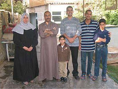 Saad Najin (segundo por la izquierda), con toda la familia en el jardín de su casa, situada en el distrito bagdadí de Jadiryah.