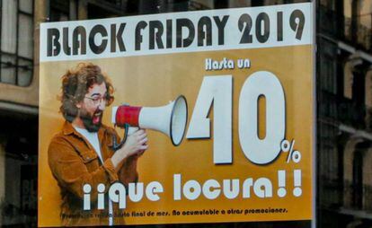 Cartel publicitario del Black Friday, este domingo en Madrid.