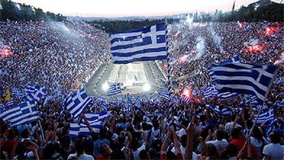 Sesenta mil aficionados griegos celebran junto a su selección, en el estadio Kallimarmaro de Atenas, la victoria en la Eurocopa de Portugal.