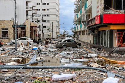 El balance de daños tardío viene dado por la afectación del suministro eléctrico y de red móvil que dejó sin luz y totalmente incomunicada a Acapulco y otros municipios costeños. En la imagen, postes de luz caídos y vehículos dañados sobre una calle de Acapulco. 