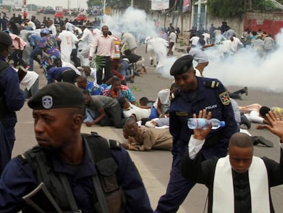 La polic&iacute;a dispersa con gases lacrim&oacute;genos a la manifestaci&oacute;n de los cat&oacute;licos en Kinshasa.