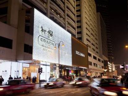Una calle comercial con firmas de lujo en Hong Kong.