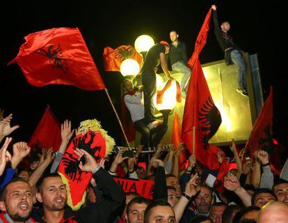 Los aficionados de la selección albanesa esperan a que lleguen los jugadores de su equipo en Tirana (Albania), tras el partido suspendido el 14 de octubre contra Serbia.