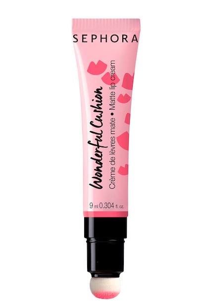 Sephora también se apunta al fenómeno coreano de los labiales cushion con esta crema de labios con color efecto mate. Este es el tono 'Coral' (8,95 euros).