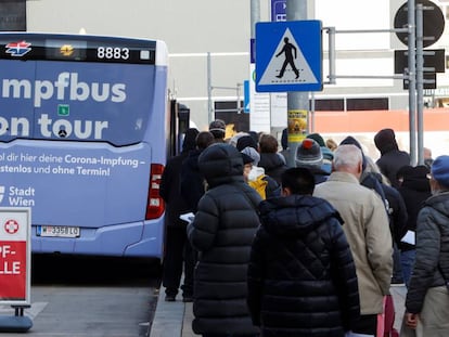 Un grupo de austriacos espera en la cola del autobus en Viena,