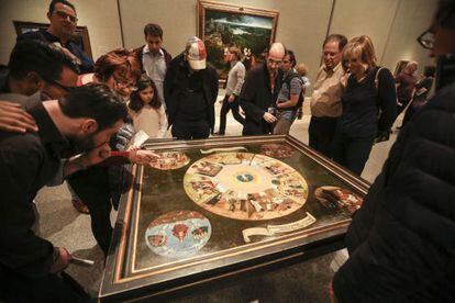 El cuadro &#039;Mesa de los pecados capitales&#039;, ayer rodeada de visitantes en el Museo del Prado.