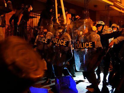 La policía se enfrenta a manifestantes en Filadelfia.