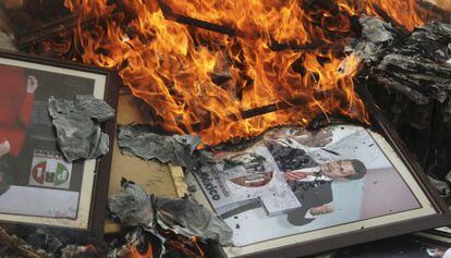 Los maestros del CNTE queman una foto de Peña Nieto durante las protestas.