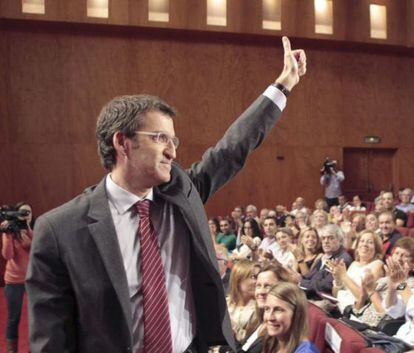 Alberto Núñez Feijóo, saluda a los asistentes durante el acto electoral en Tui