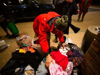 Presos políticos excarcelados seleccionan ropa y otros víveres donados por grupos de la diáspora nicaragüense en EE UU, el pasado 11 de febrero.